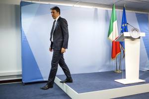 "C'è un mondo oltre l'Europa". E Renzi vola in Africa