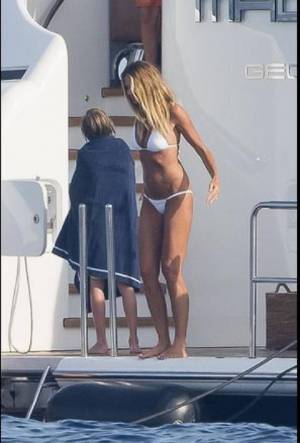 Elle Macpherson, fisico mozzafiato a Saint Tropez