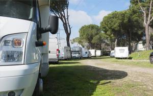 Roma, entra in un camper e abusa di una donna