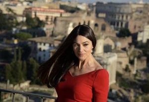 Monica Bellucci accende il gossip: "Chi ha detto che sono single?"