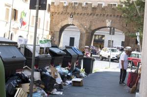 Roma fuori controllo tra degrado e violenza: "Gualtieri valuti di chiamare l'esercito"