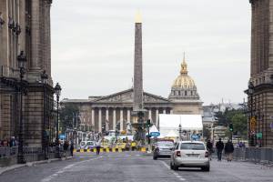 Paura al Tour de France: un'auto sfonda la barriera