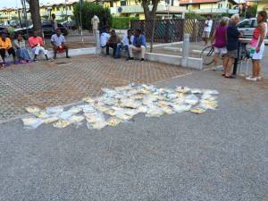 Eraclea, profughi protestano per il cibo e lo buttano in strada