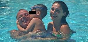 Anna Tatangelo e Gigi D'Alessio, estate d'amore e coccole con Andrea