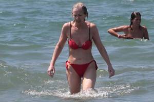 Stefania Giannini paparazzata a Forte dei Marmi