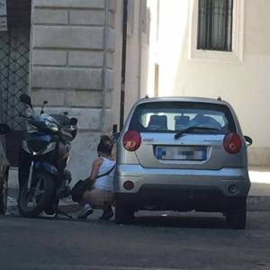 Roma allo sbando, donna defeca a due passi dal Quirinale