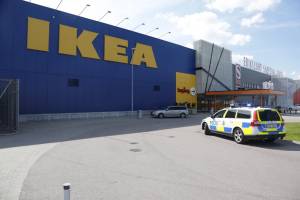 Padova, trova tremila euro all'Ikea e li restituisce