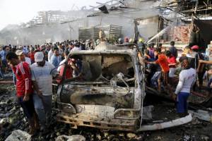 Gli abitanti di Sadr City sul luogo dell'esplosione al mercato