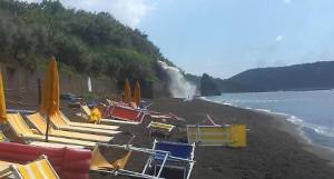 Procida, cascata di acqua e liquami sui bagnanti in spiaggia