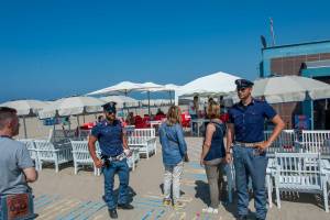 Blitz in spiaggia a Forte dei Marmi: turista preso a martellate