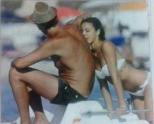 Roberto Farnesi al mare con la fidanzata: baci e carezze hot