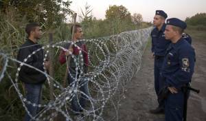 Continua l'invasione migranti: Ungheria pronta a nuovo muro