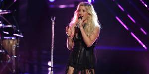 Risse al concerto di Ellie Goulding. La cantante costretta a intervenire