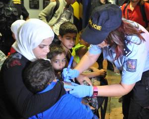 La polizia ceca marchia i migranti sul braccio