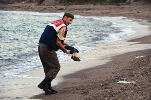 Dalle scarpe al corpo spostato: complottisti scatenati su Aylan