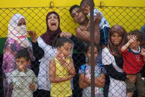I trafficanti violentano donne e bambini nel campo profughi di Dunkerque