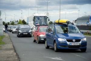 Le auto dei volontari austriaci dirette verso l'Ungheria