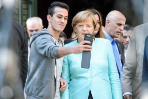 Berlino, i selfie della Merkel con gli immigrati