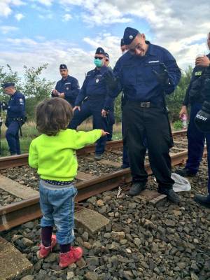 La bimba siriana offre biscotti agli agenti