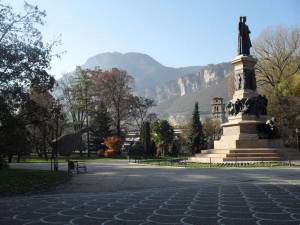 Trento, rapinato in pieno centro: è caccia a due maghrebini