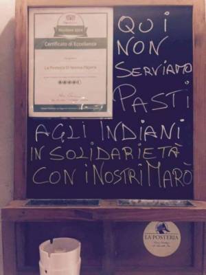 "Non serviamo pasti a indiani in solidarietà coi nostri marò". ​E il ristorante viene attaccato