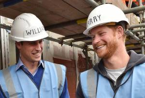 I principi William e Harry muratori per un giorno 