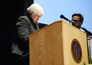 Janet Yellen ha un malore durante il suo discorso all'università