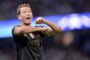 Lichtsteiner vuole solo l'Inter: la Juventus si oppone