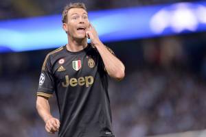 Dani Alves mette alla porta Lichtsteiner: l'Inter ci pensa