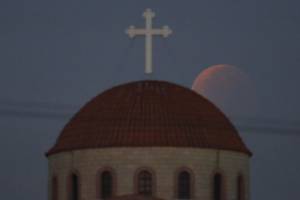 Una notte di luna rossa: ecco l'eclissi nel mondo