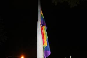 Quelle bandiere arcobaleno per le strade che sfregiano Roma