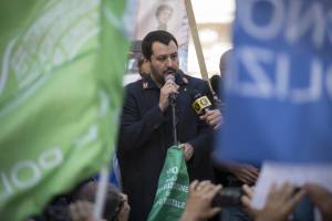 Salvini: "Tu scendi dalle stelle è un canto sovversivo"