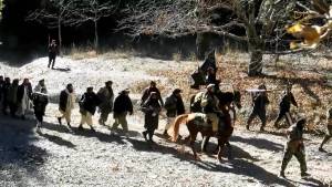 Uomini a cavallo, nel fotogramma da un video dell'Isis in Afghanistan