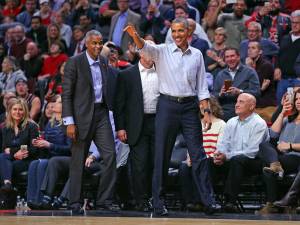 Barack Obama fotografato durante un match dei Chicago Bulls