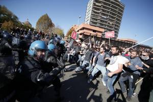 Bologna, calci e uova contro la polizia