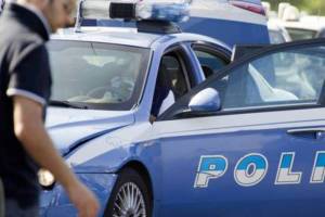 Palermo, folla circonda polizia e fa fuggire rapinatore