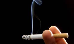 Brescia, fuma sul balcone: crolla la ringhiera
