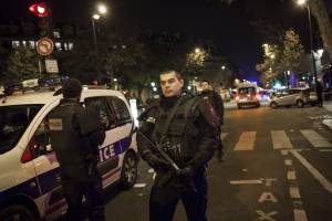 Parigi, secondo attentatore in fuga