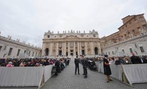 Il Papa nella piazza semivuota: "Arabi, Dio vi protegga dal male"