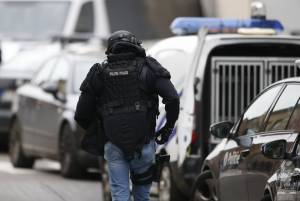 Valls: "Non esclusi attacchi batteriologici". Nuovi blitz in Belgio