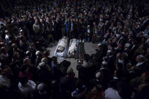 I funerali di Yaakov Litman e suo figlio Netanel, uccisi a Hebron