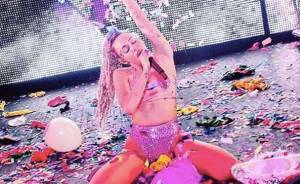 Miley Cyrus sempre più sexy in tour