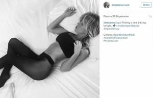 Alessia Marcuzzi sensuale in top e collant nero