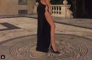 Alessia Marcuzzi favolosa con uno spacco inguinale