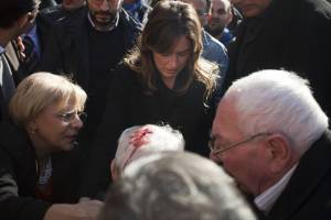 Ercolano, ressa per la Boschi: ferito un anziano