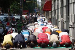 Imam senza nome e zero autorizzazioni Le moschee illegali (e fuori controllo) dove si prega Allah
