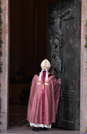 Roma è ancora piena di cartelli per il Giubileo, chiuso da mesi