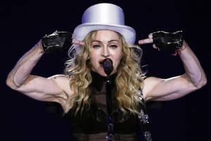 I fan la fischiano per il ritardo. E Madonna: "St... non venite più"