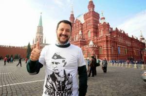 Matteo Salvini in Russia con la maglietta di Putin