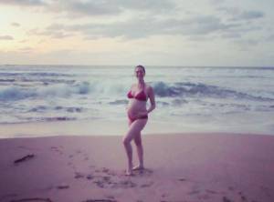 Anne Hathaway, pancione e bikini per gli auguri ai fan